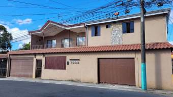 Se vende espaciosa casa de 2 niveles con balcón en Granadilla de Curridabat 23-3127