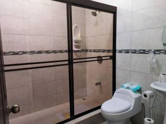 Se vende espaciosa casa de 2 niveles con balcón en Granadilla de Curridabat 23-3127