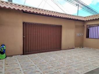 Se vende espaciosa casa de 2 niveles con balcón en Granadilla de Curridabat 23-3127