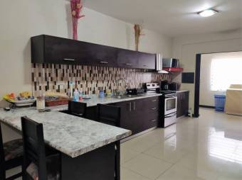 Se vende espaciosa casa de 2 niveles con balcón en Granadilla de Curridabat 23-3127