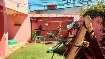 Se vende espaciosa casa con patio y terraza en San Vicente de Moravia 24-428