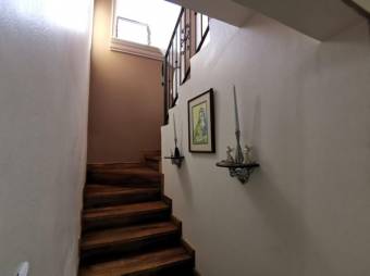 Se vende espaciosa casa de 2 plantas en Moravia de San José 22-2520 