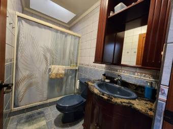 Se vende espaciosa casa con patio en Sánchez de Curridabat 24-1614