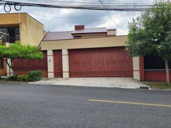 Se vende espaciosa casa con patio en Sánchez de Curridabat 24-1614