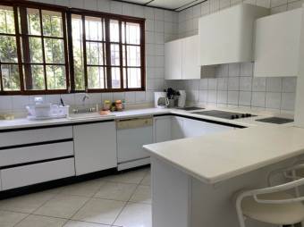 Se vende moderna y espaciosa casa con patio en Rohrmoser 22-1136