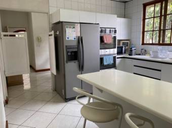 Se vende moderna y espaciosa casa con patio en Rohrmoser 22-1136