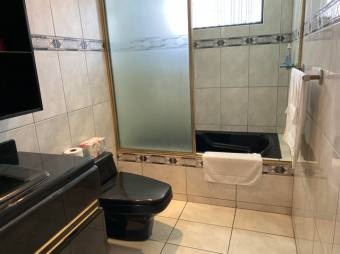 Se vende moderna y espaciosa casa con patio en Rohrmoser 22-1136