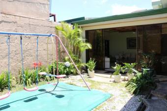 Se vende espaciosa casa con patio y terraza en Sabana de San José 23-905