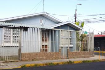 Se vende espaciosa casa con patio en Zapote de San José 24-1337