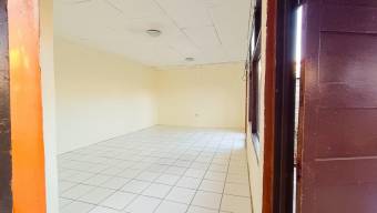 Se vende espaciosa casa con patio en Zapote de San José 24-1337