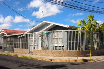 Se vende espaciosa casa con patio en Zapote de San José 24-1337