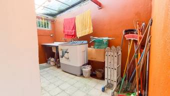 Se vende espaciosa casa con patio en Zapote de San José 24-1337