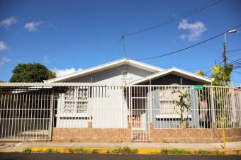 Se vende espaciosa casa con patio en Zapote de San José 24-1337