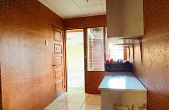 Se vende espaciosa casa con patio en Zapote de San José 24-1337