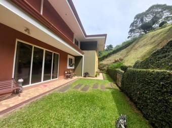 Se vende moderna casa con amplio terreno de 2,238m2 en San Jerónimo de Moravia 24-926