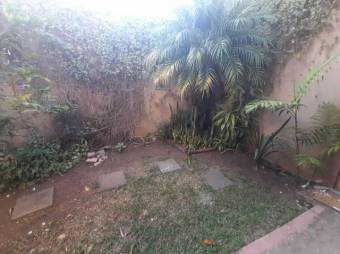 Se vende espaciosa casa con patio en Pozos de Santa Ana 24-40