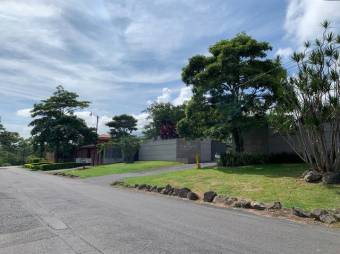 Se vende moderna casa de 2 plantas en condominio de piedades en Santa Ana 24-414