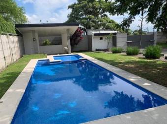 Se vende moderna casa de 2 plantas en condominio de piedades en Santa Ana 24-414