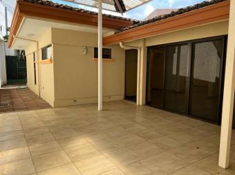 Se vende moderna casa con patio y terraza en Pozos de Santa Ana 23-708