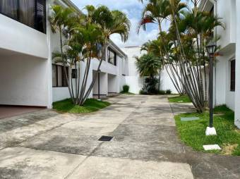 Se vende moderna casa de 2 plantas en condominio de Rohrmoser 24-651