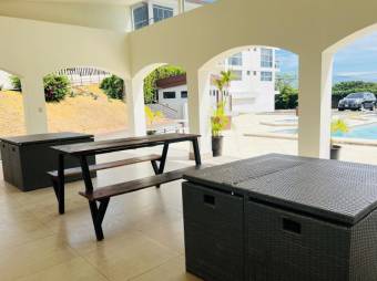 Se vende espacioso apartamento en lindo condominio de Piedades de Santa Ana 24-1583