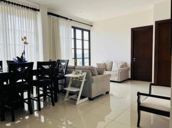 Se vende espacioso apartamento en lindo condominio de Piedades de Santa Ana 24-1583