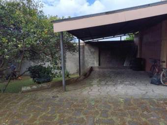 Se vende casa junto a 3 apartamentos con uso de suelo mixto en Zapote de San José 24-955