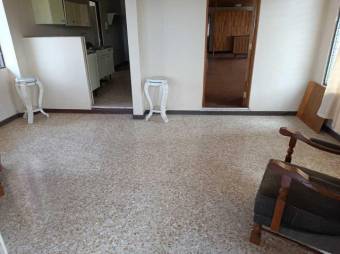 Se vende casa junto a 3 apartamentos con uso de suelo mixto en Zapote de San José 24-955