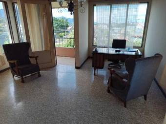 Se vende casa junto a 3 apartamentos con uso de suelo mixto en Zapote de San José 24-955