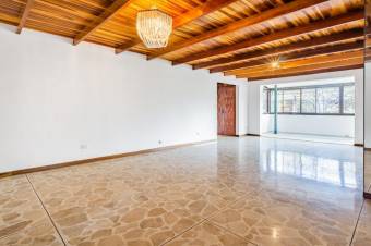 Se vende espacioso apartamento con terraza en condominio de Curridabat 23-2982