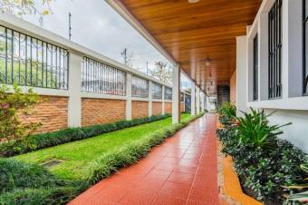 Se vende espacioso apartamento con terraza en condominio de Curridabat 23-2982