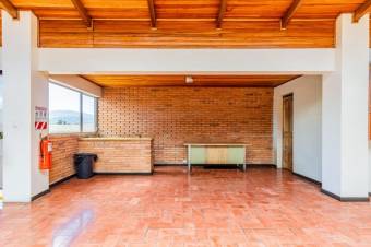 Se vende espacioso apartamento con terraza en condominio de Curridabat 23-2982