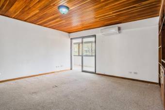 Se vende espacioso apartamento con terraza en condominio de Curridabat 23-2982