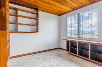 Se vende espacioso apartamento con terraza en condominio de Curridabat 23-2982