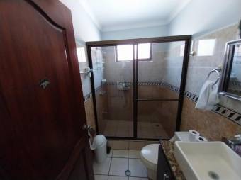 Se vende espaciosa casa con amplio terreno de 1,192m2 en Santa Ana de San José 23-1554