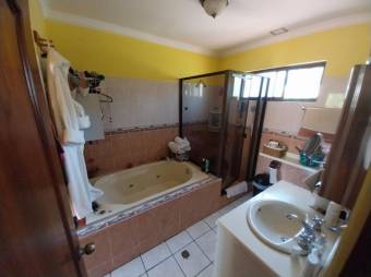 Se vende espaciosa casa con amplio terreno de 1,192m2 en Santa Ana de San José 23-1554