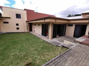 Se vende espaciosa casa con amplio terreno de 936m2 en Curridabat de San José 23-1620