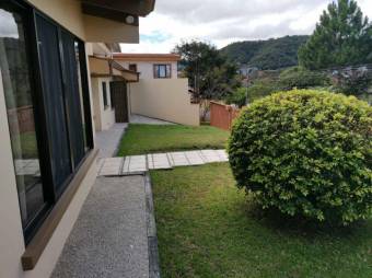 Se vende espaciosa casa con amplio terreno de 936m2 en Curridabat de San José 23-1620