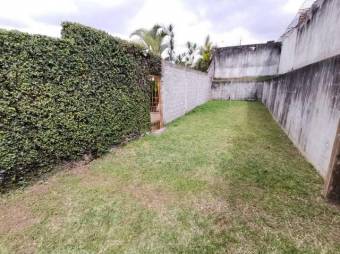 Se vende espaciosa casa con amplio terreno de 936m2 en Curridabat de San José 23-1620