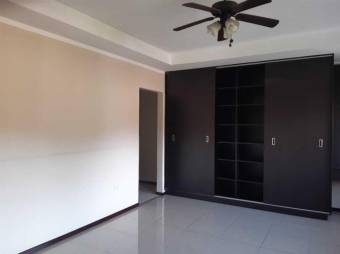 Se vende espaciosa casa con patio en condominio de Pozos en Santa Ana 24-1408