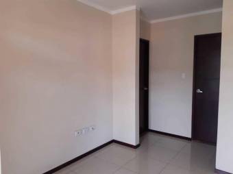 Se vende espaciosa casa con patio en condominio de Pozos en Santa Ana 24-1408