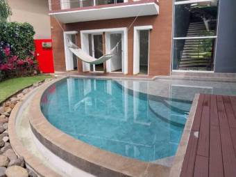 Se vende lujosa y espaciosa casa con piscina en Santa Ana de San José 23-239