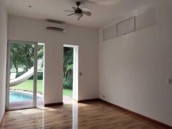 Se vende lujosa y espaciosa casa con piscina en Santa Ana de San José 23-239