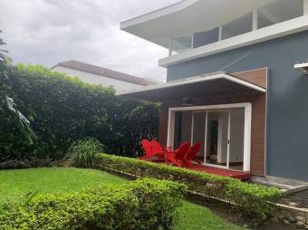 Se vende lujosa y espaciosa casa para inversión con piscina en Santa Ana de San José 23-239