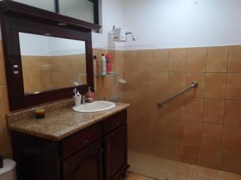 Se vende espaciosa casa con patio y terraza en Zapote de San José 24-884