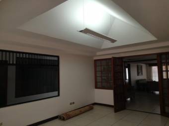 Se vende espaciosa casa con patio y terraza en Zapote de San José 24-884