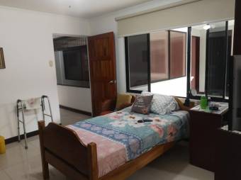 Se vende espaciosa casa con patio y terraza en Zapote de San José 24-884