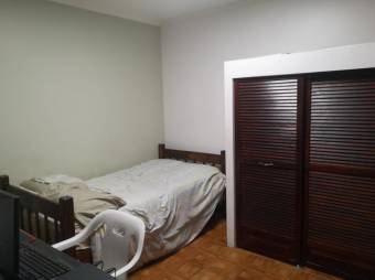 Se vende espaciosa casa con patio y terraza en Zapote de San José 24-884