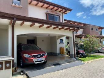 Se vende preciosa casa para inversión en condominio de Guácima de Alajuela 24-1070