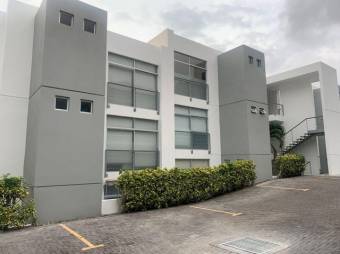 Se vende espacioso apartamento en condominio de Piedades en Santa Ana 24-832